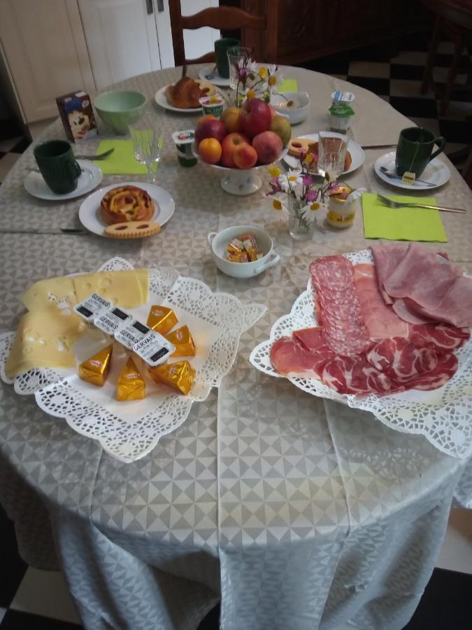 Le Chevalier Des Marettes Bed & Breakfast Airel Bagian luar foto