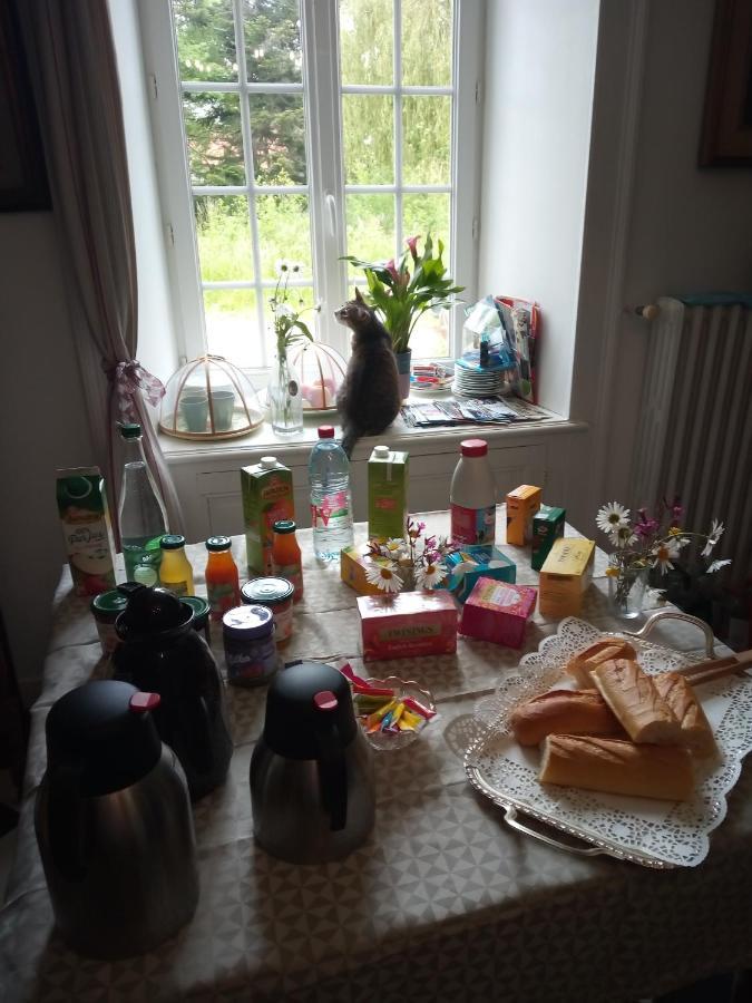 Le Chevalier Des Marettes Bed & Breakfast Airel Bagian luar foto
